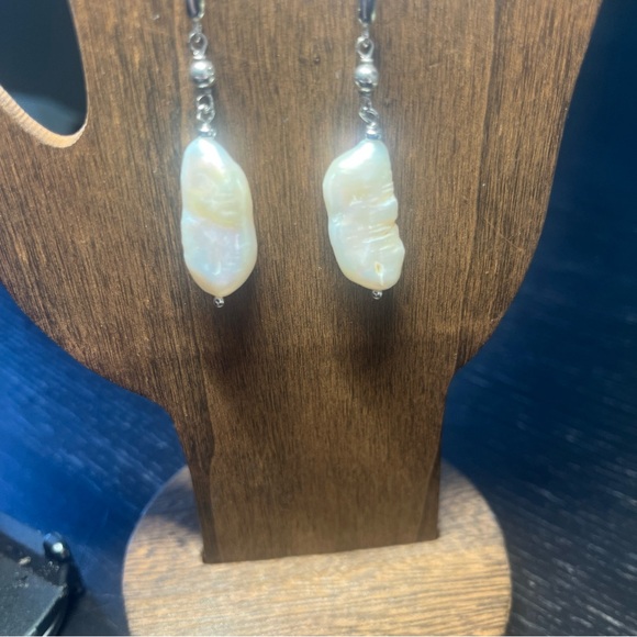 Elegant Pearl Drop Earrings - Picture 2 of 4